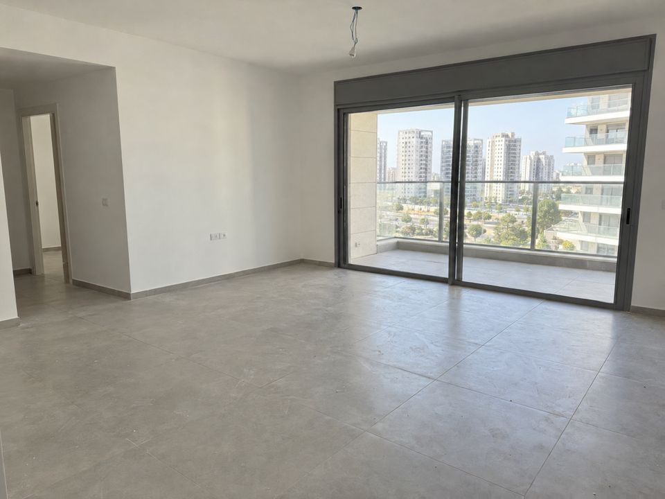 תמונה של סלון ריק בדירה חדשה לפני כניסה